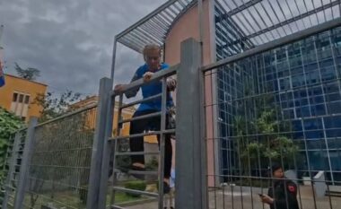 VIDEO/ Çfarë po ndodh, qytetarja e revoltuar hipën në majë të kangjellave dhe hyn në SPAK: Ku është kryeprokurori?