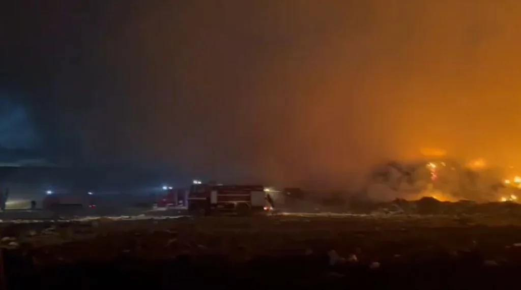 Prej mbrëmjes së djeshme vijon zjarri në landfillin e Bushatit, flakët janë përhapur në një sipërfaqe të konsiderueshme