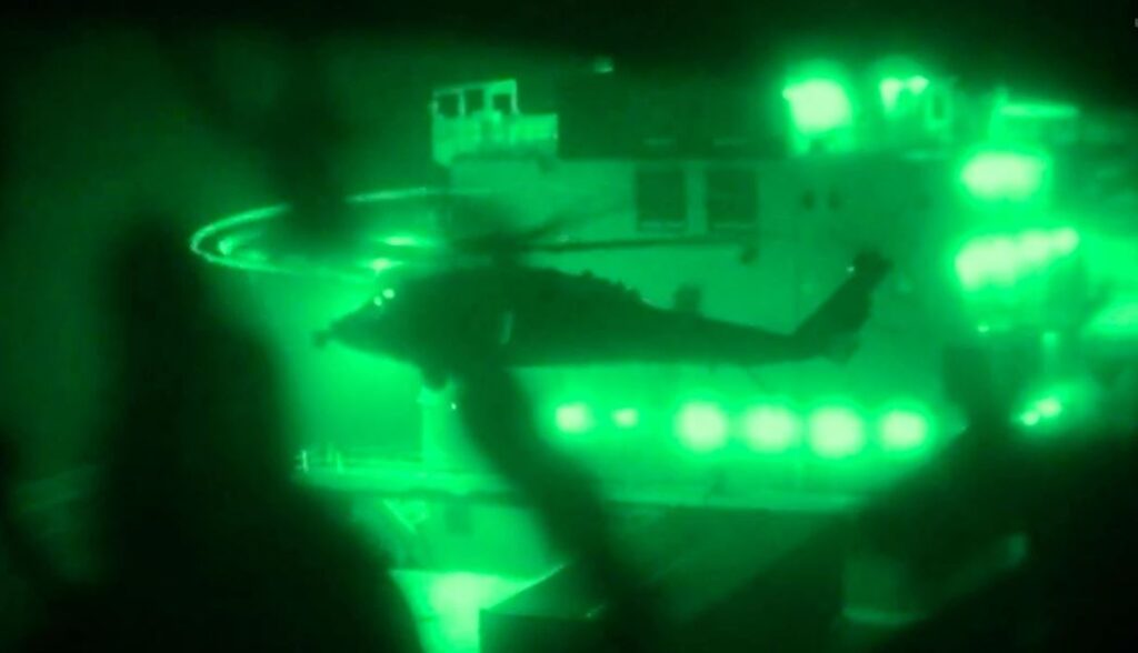 Forcat amerikane publikojnë pamjet nga operacioni për ndalimin dhe marrjen nën kontroll të anijes me flamur iranian, tentoi të thyejë bllokadën (VIDEO)