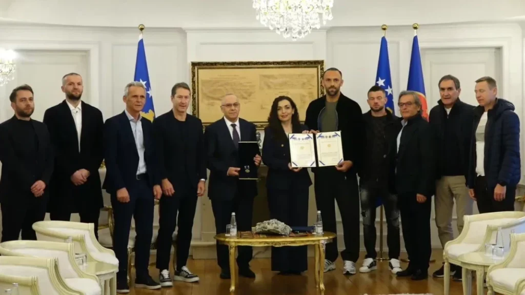 Paraqitja dinjitoze e Kosovës, presidentja Vjosa Osmani dekoron futbollistët
