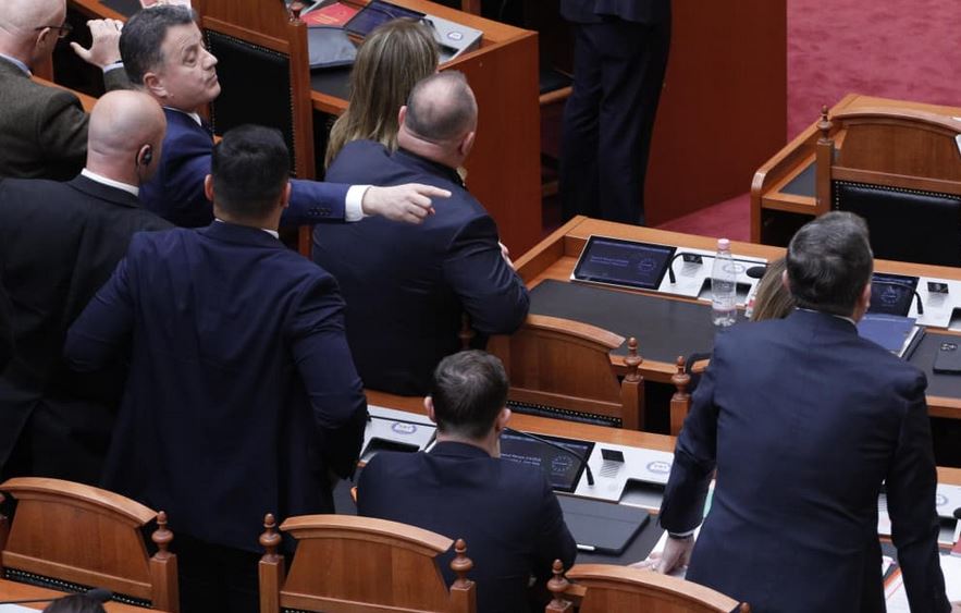 Përplasjet në Parlament, PD kërkon përjashtimin për 60 ditë të Taulant Ballës: Ka fyer dhe kërcënuar deputetet