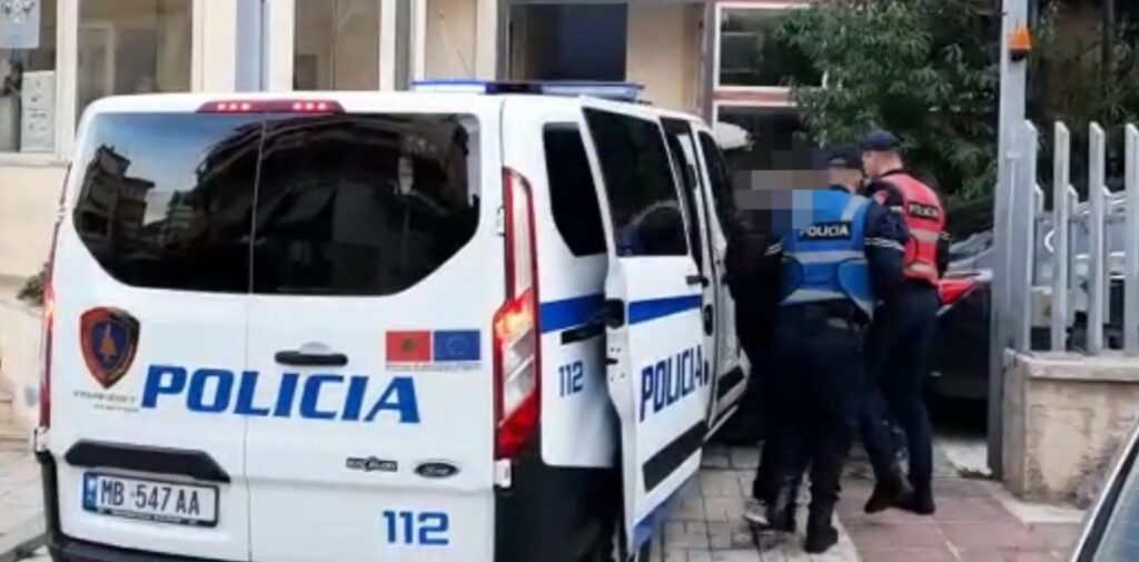 Sherr mes të rinjve në Sarandë/ Plagoset 26-vjeçari, shpallet në kërkim “Monçja”, autori i proceduar më parë për 8 krime (EMRAT)