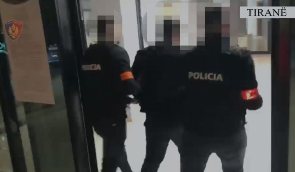 Shisnin fenelina dhe pajisje policie, dy të arrestuar në Tiranë (EMRAT)