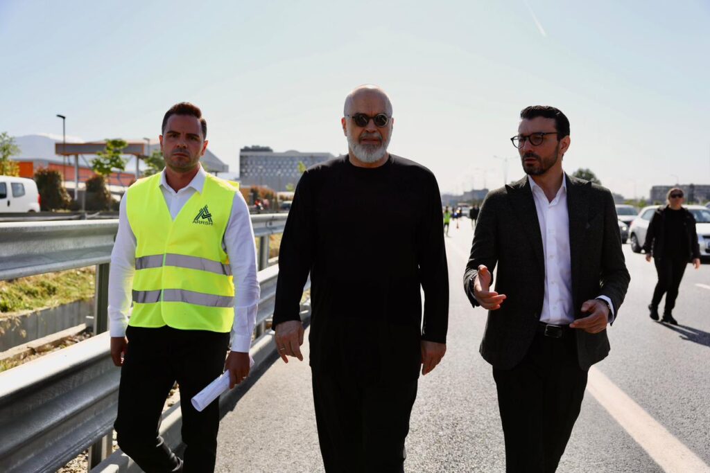 Hapet segmenti i zgjeruar i autostradës Tiranë-Durrës deri te mbikalimi i Rinasit, kryeministri Rama inspekton rrugën