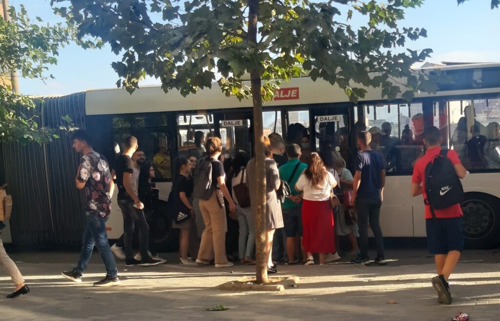 Nuk u kompensuan pas rritjes së çmimit të naftës/ Transporti publik reduktohet me 40% në të gjithë Shqipërinë, qytetarët përballen me pritje dhe vonesa në stacione