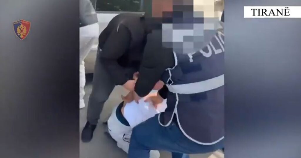 Aksion kundër trafikut të armëve, momenti kur i dyshuari rrethohet dhe i vihen prangat (VIDEO)