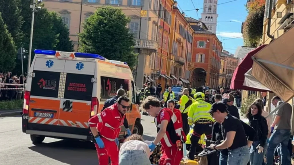 VIDEO/ Publikohen pamjet kur i riu me makinë hyn në mes të turmës, momenti kur kalimtarët ndalojnë autorin