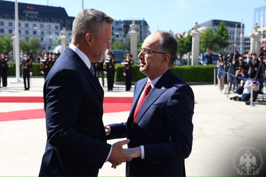 Presidenti Begaj pritet nga homologu sllovak Pellegrini në Bratislavë: Shqipëria synon mbylljen e negociatave në 2027 dhe anëtarësimin në BE në 2030
