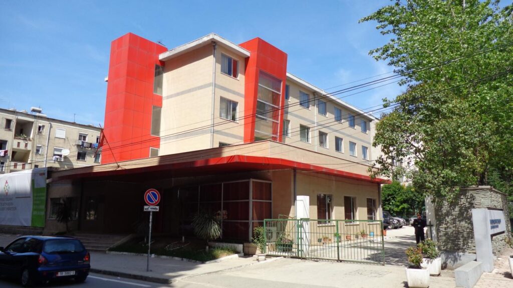 Ndryshim i papritur në shëndetësi/ Shkarkohet drejtori i FSKDSH, ja kush e zëvendëson