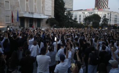 VIDEO/ Protesta kundër ndërtimeve në Zvërnec, qytetarët zhvendosen te Kryeministria: Duam dorëheqje