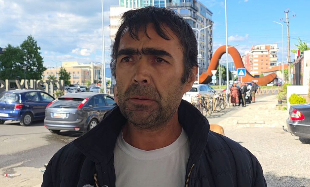 I moshuari u aksidentua për vdekje teksa mblidhte kanaçe, flet djali i viktimës: Shoferi nuk duhet të ikte nga vendngjarja, të sillej si njeri