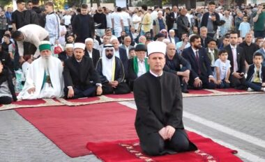 Kurban Bajrami/ Mijëra besimtarë falen në sheshin Skënderbej, kreu i KMSH: Të jetojmë me dinjitet e respekt ndaj njëri-tjetrit
