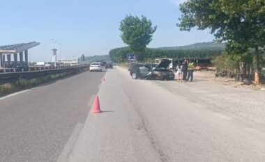 Aksident në aksin Lushnje-Fier/ Makina del nga rruga dhe përplaset me pemën, plagoset shoferja