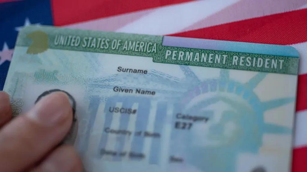 Rregulla të reja për “Green Card”/ SHBA ndryshon aplikimet për llotarinë amerikane, kërkohet kthimi në…