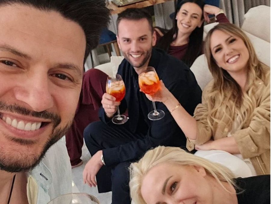 “Rivalë” në ekran por miq për kokë! Ermal Mamaqi, Arbana Osmani dhe Xhemi Shehu festojnë sot 22 vite miqësi