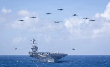 Shkatërrues raketash nga deti dhe 100 avionë luftarakë nga ajri, dy anije amerikane kalojnë me sukses Ngushticën e Hormuzit, Trump shpalos planin strategjik “Liria”