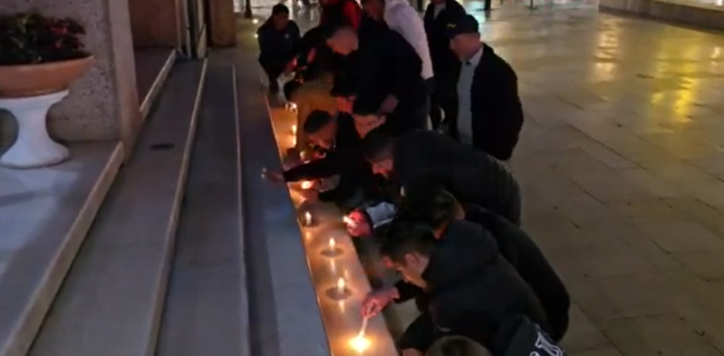 Aksidenti tragjik në Durrës/ Të afërmit të dy fëmijëve që humbën jetën, ndezin qirinj para Bashkisë Durrës në shenjë proteste