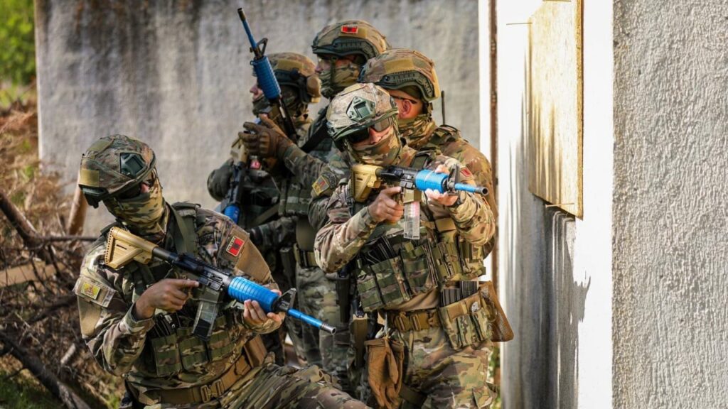NATO publikon fotot e forcave të armatosura të Shqipërisë që stërviten bashkë me instruktorët e Forcave Speciale të SHBA-së