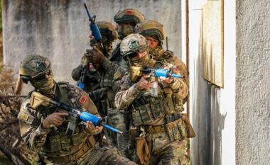 NATO publikon fotot e forcave të armatosura të Shqipërisë që stërviten bashkë me instruktorët e Forcave Speciale të SHBA-së