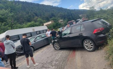 Aksident rrugor në aksin Elbasan- Përrenjas/ Lëndohen dy persona dhe bllokohet rruga për 40 minuta