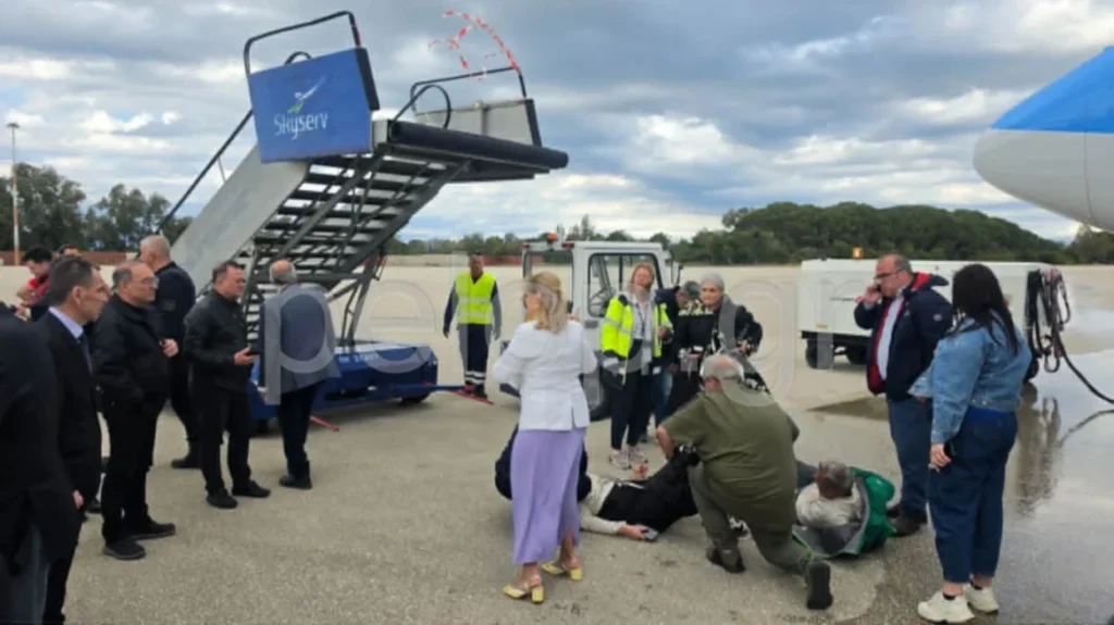 VIDEO/ Incident në një aeroport në Greqi, momenti kur shemben shkallët e avionit, disa të lënduar