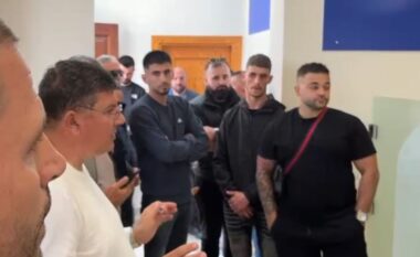 “Luajnë me nervat tona!”/ Bizneset protestë para Bashkisë Vlorë, kërkojnë takim me kryetaren: Të shtyhen pas sezonit turistik