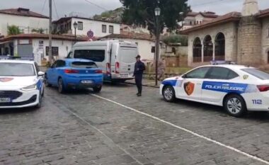 Aksident në qendër të Beratit/ “Golf”-i përplas 60-vjeçarin, i plagosuri përfundon në spital
