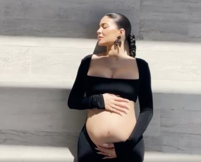 “Kisha frikë t’ua tregoja prindërve”/ Kylie Jenner rrëfen panikun e shtatzënisë në moshën 19-vjeçare