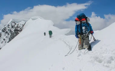 Rekord historik në Everest: 274 alpinistë ngjiten në një ditë