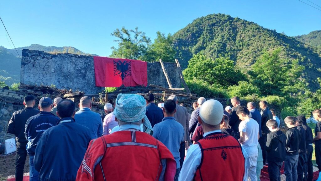 PAMJET/ Pas 59 viteve namazi falet në rrënojat e Xhamisë së Kabashit, myslimanët dhe katolikët festojnë bashkë në fshatin e Pukës