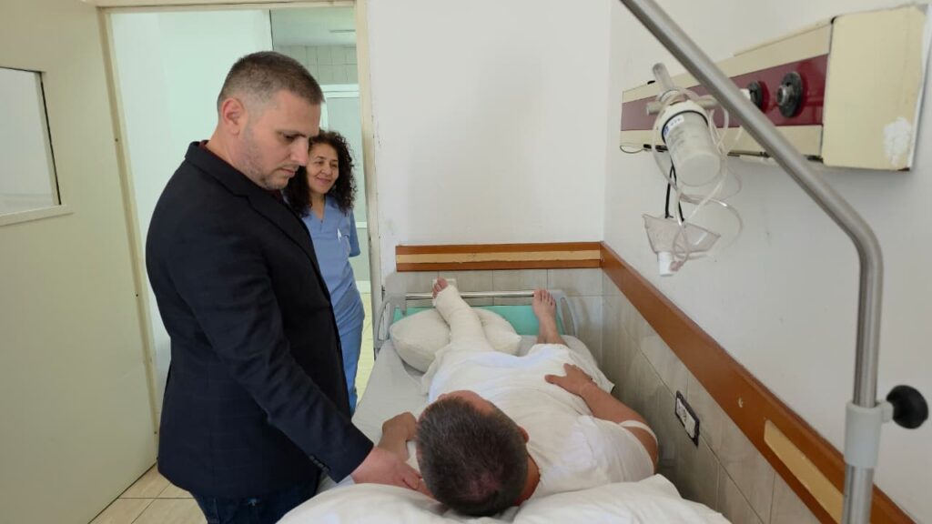 U përplasën nga 21-vjeçari që tentoi të arratisej, Hita viziton te Trauma një prej efektivëve të Korçës: Treguat përgjegjësi dhe profesionalizëm