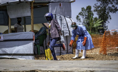 Alarmi nga Ebola/ Shefi i OBSH-së zbarkon në epiqendrën e virusit në Kongo: Po përhapet me shpejtësi, rrezikohen kampet e refugjatëve