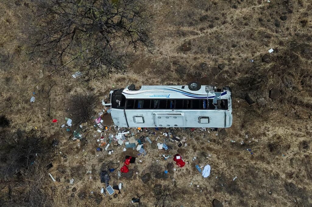 Aksident tragjik/ Përmbyset e autobusi me turistë, humbin jetën 11 persona, 31 të plagosur