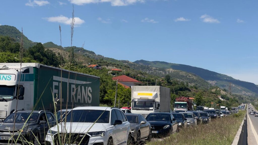 Trafik kaotik në aksin Tiranë–Elbasan/ Fluks automjetesh, radhë kilometrike dhe qarkullim i paralizuar drejt juglindjes