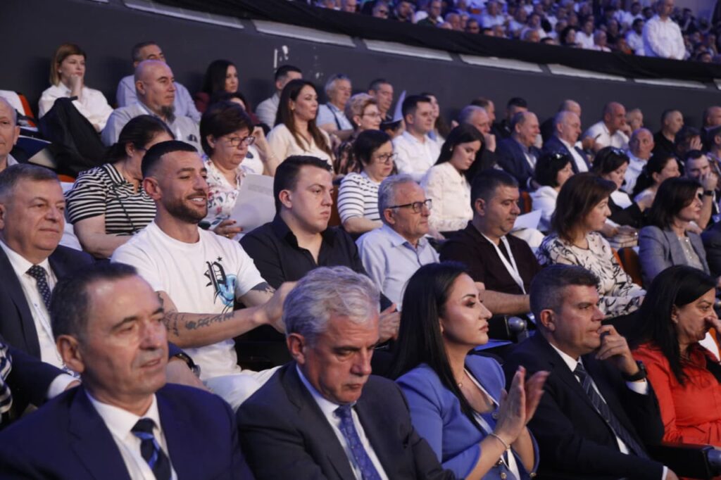 Kandidat për Këshillin Kombëtar të PD-së, Stresi shfaqet i ulur pranë djalit të Azem Hajdarit në Kuvendin e demokratëve