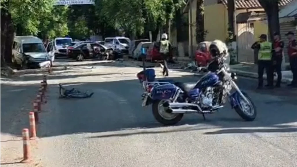 VIDEO/ Publikohen pamjet e aksidentit të rëndë në Shkodër, momenti i përplasjes së dy makinave, biçikleta ku udhëtonte 50-vjeçari që ndërroi jetë “fluturon” në ajër