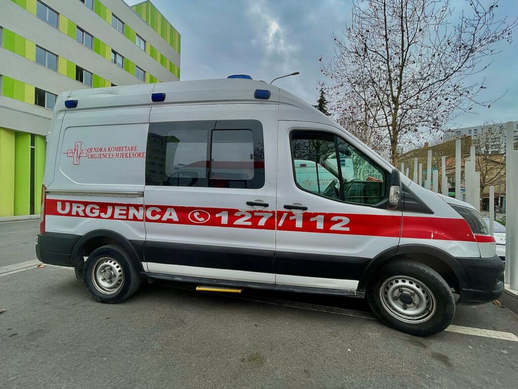 Sherr mes dy personave për parkimin e makinës, plagoset njëri prej tyre (EMRAT)