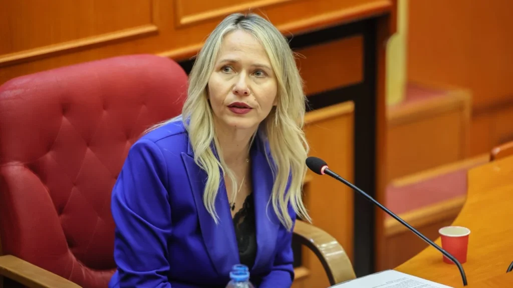 “Më shkarkoni, të bie edhe unë rehat”/ Anuela Ristani ‘sfidon’ PS në mbledhjen me dyer të mbyllura të Këshillit Bashkiak