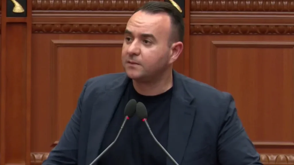 “Biblioteka me 15 libra”/ Deputeti Balliu tregon kushtet e qelisë së ish-presidentit Meta në paraburgim: Dhoma 2 me 2, e vetmja pa sinjal