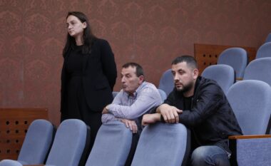 Prej muajsh protestojnë për vjedhjen e pronave, banorët e Rrjollit marrin pjesë në seancën plenare në Kuvend