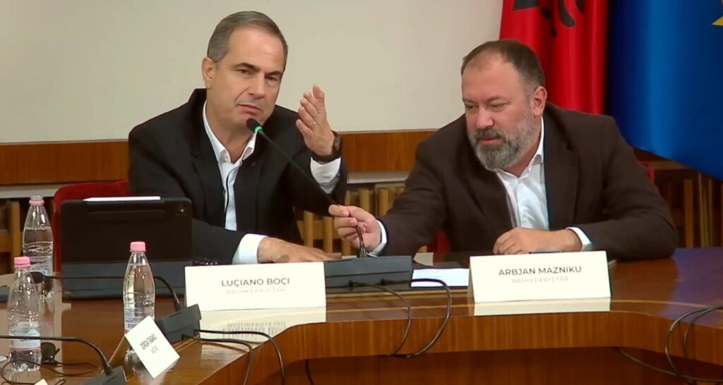 Përplasje te Komisioni i Territoriales/ Boçi dhe Mazniku debat për fjalën! Bashkëkryetari demokrat braktis sallën: Mbaje mikrofonin e fute në xhep