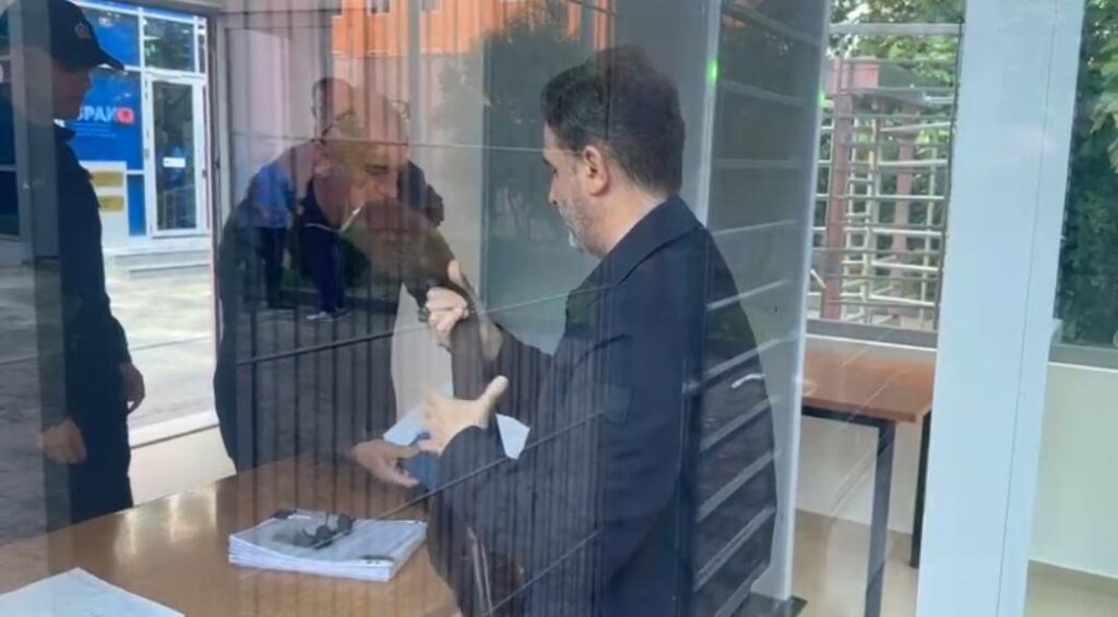 Deputeti Erion Braçe paraqitet në GJKKO