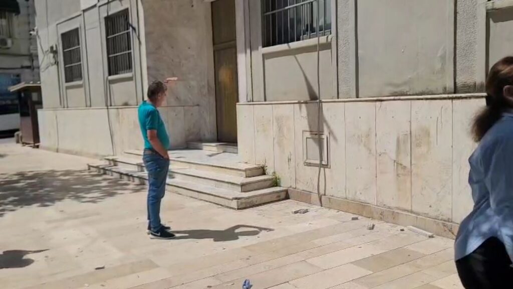 Alarm në Durrës, Gjykatës dhe Prokurorisë po i bie mermeri, copat përplasen në trotuar dhe rrezikojnë kalimtarët (VIDEO)