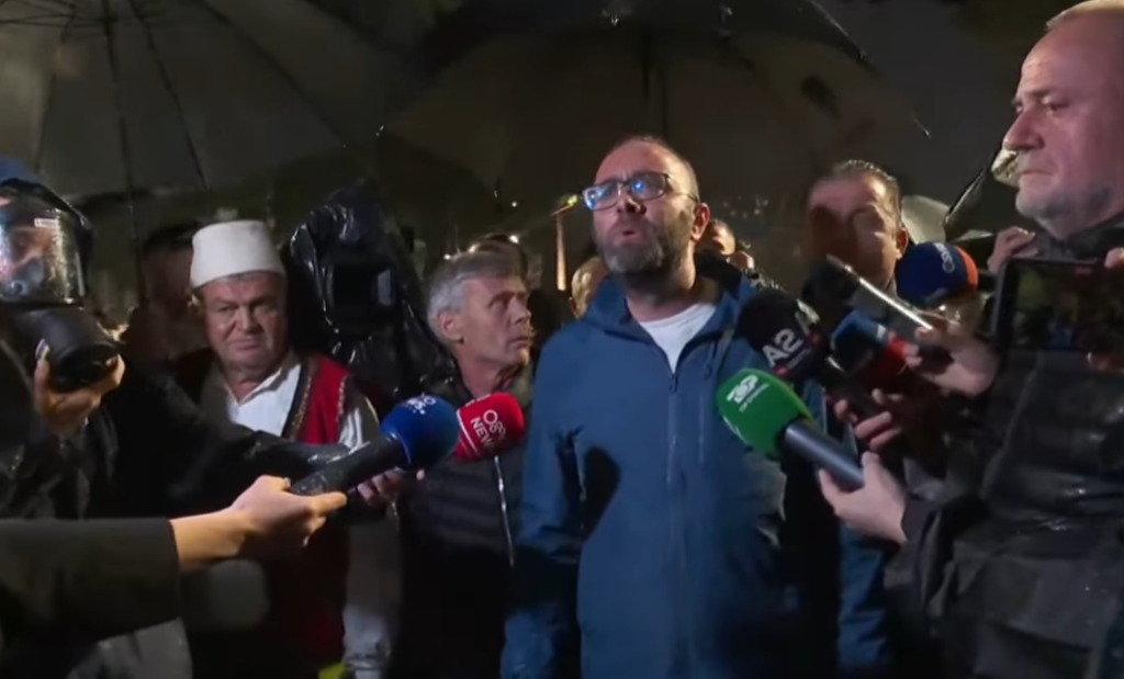 “Pse bllokoni rrugën?”, Bardhi debat me efektivët: Shkoni arrestoni Ballukun dhe Ramën, ata që kanë vjedhur
