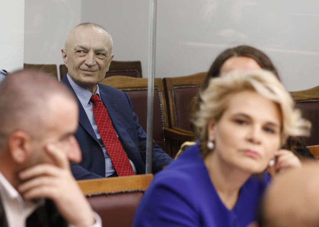 Meta shfaqet sërish pas kafazit prej xhami, nis seanca e dytë në themel në GJKKO (FOTOT)