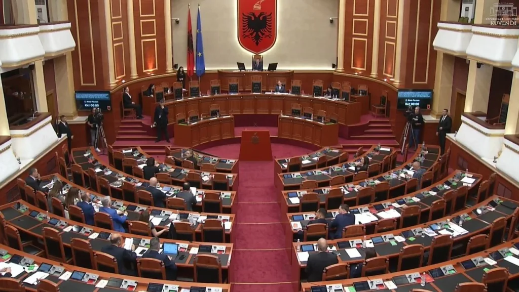PS dhe PD arrijnë marrëveshje për Rregulloren e Kuvendit, socialistët tërhiqen nga procedura e përshpejtuar! Pranohet kërkesa e demokratëve për forcimin e kontrollit parlamentar