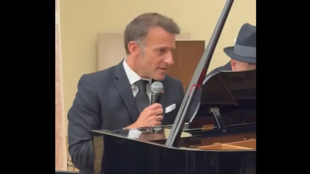 VIDEOLAJM/ Emmanuel Macron surprizon liderët gjatë samitit të Komunitetit Politik, këndon “La Boheme”! Në bateri e shoqëron kryeministri…