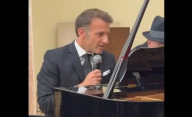 VIDEOLAJM/ Emmanuel Macron surprizon liderët gjatë samitit të Komunitetit Politik, këndon “La Boheme”! Në bateri e shoqëron kryeministri…