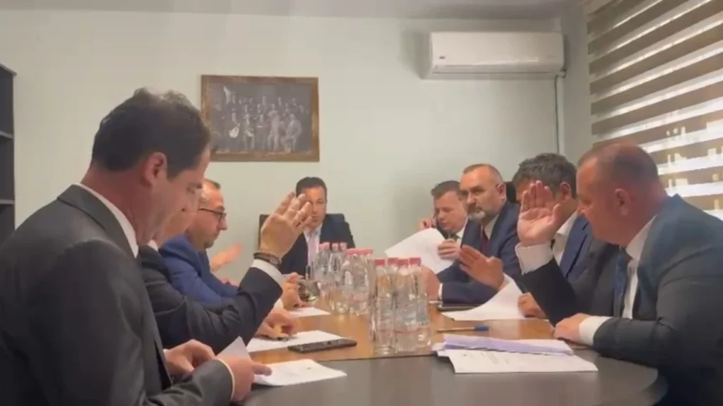 Arrihet pakti PD-PS për rregulloren e Kuvendit, çfarë u vendos në mbledhjen me dyer të mbyllura të Këshillit të Mandateve dhe Imunitetit