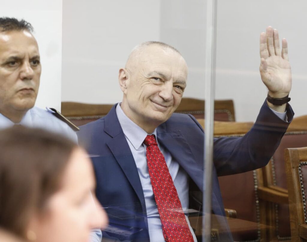 Kujdes me mua, fol mirë, janë 200 vetë jashtë që duan të hyjnë, çfarë ndodhi në seancën e Metës, Kryemadhi ankohet për USB dhe kërkon përgjimet